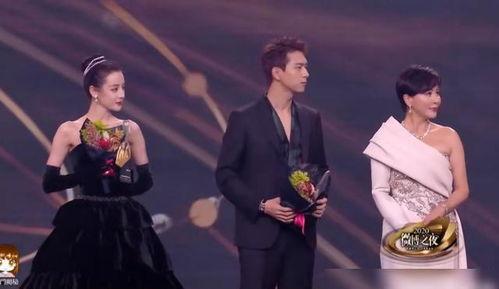 迪丽热巴领奖视频,荣耀绽放，风采无限